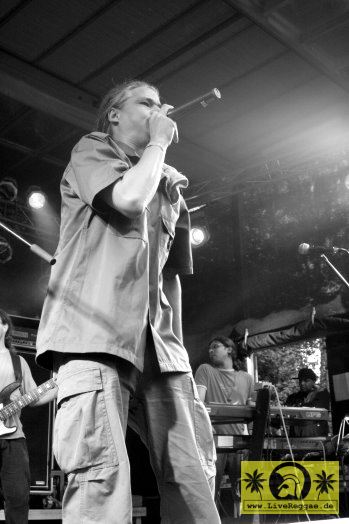 Ganjaman (D) with The House Of Riddim Band 12. Reggae Jam Festival Bersenbrueck 13. August 2006 (2).jpg